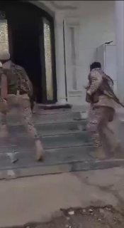 —️🇾🇪/🇸🇦 New: visual confirmation of Houthi forces inside the house of the Saudi-backed speaker of parliament, Sultan al-Barkani