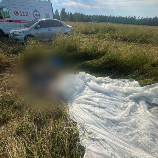 Опытный ветеран-десантник погиб во время праздничного прыжка в День ВДВ, ради которого он приехал в Подмосковье из Нижегородской области.По данным Mash, за плечами 41-летнего Кирилла С. было девять высадок, на десятой планировал высадиться на землю с АН-2,