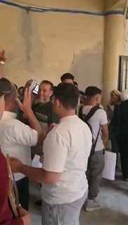 אנשי דרעא שמחים על גזר דין המוות של אטיף נג'יב, לשעבר ראש הביטחון המדיני של מחוז דרעא, סוריה, והמדכא והמענה…