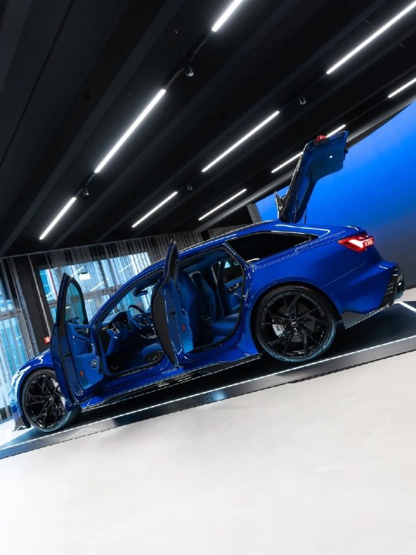 The 1of1 ABT RS6-LE in Ultra Blue. 2