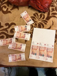 В Петербурге задержали 63-летнего мужика, который расплачивался в магазинах пятитысячными купюрами, напечатанными на домашнем принтере, пишет «Фонтанка».Фальшивые деньги обнаружили сотрудники крупного магазина на Богатырском проспекте и сообщили об этом в 