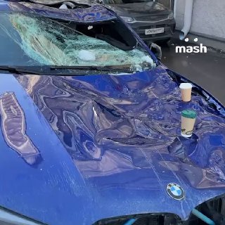 Глыба льда раздавила BMW X6 Competition за +20 млн рублей на Окружном проезде в Москве. В это время в иномарке находился мужчина — он чудом не пострадал.Как рассказали Mash очевидцы, несколько килограммов осадков упали на машину, когда водитель выезжал со 