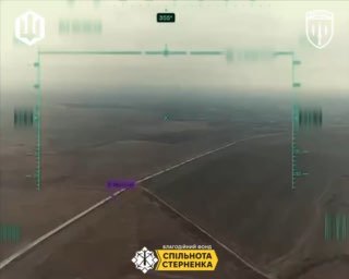 מפעילי יחידת שלט השמידו שיירת רכב רוסית בתנועה! באמצעות כטב"מים, הם הוציאו שלוש משאיות אוראל שנסעו בקבוצה…