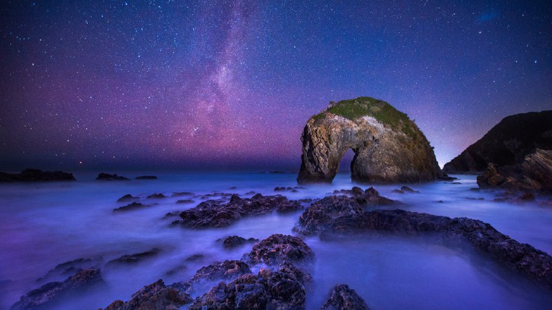 Horsing around the coastlineThe Milky Way over Horse Head Rock, New South Wales, Australia (© Philip Thurston/Getty Images)