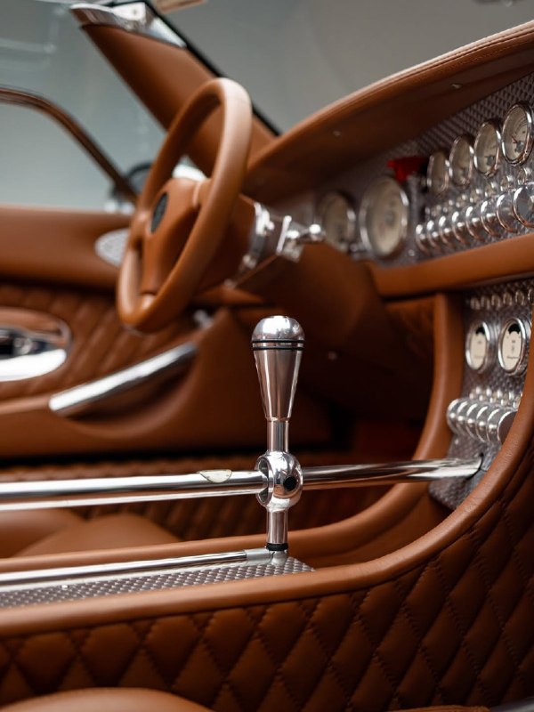 Spyker C8 Laviolette 2006 года выделяется на фоне однообразного мира суперкаров. Собранный вручную в 7