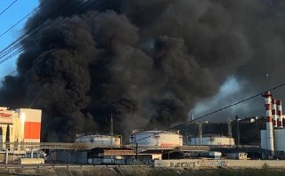 В Туапсе остановили разлив горящей нефти  «Купирована главная угроза — остановлено истечение горящей нефти»,  — говорится в сообщении Оперштаба Краснодарского края.  ⚪️ Подробности о ситуации. Сейчас Оперштаб занимается ликвидацией открытого горения на НПЗ