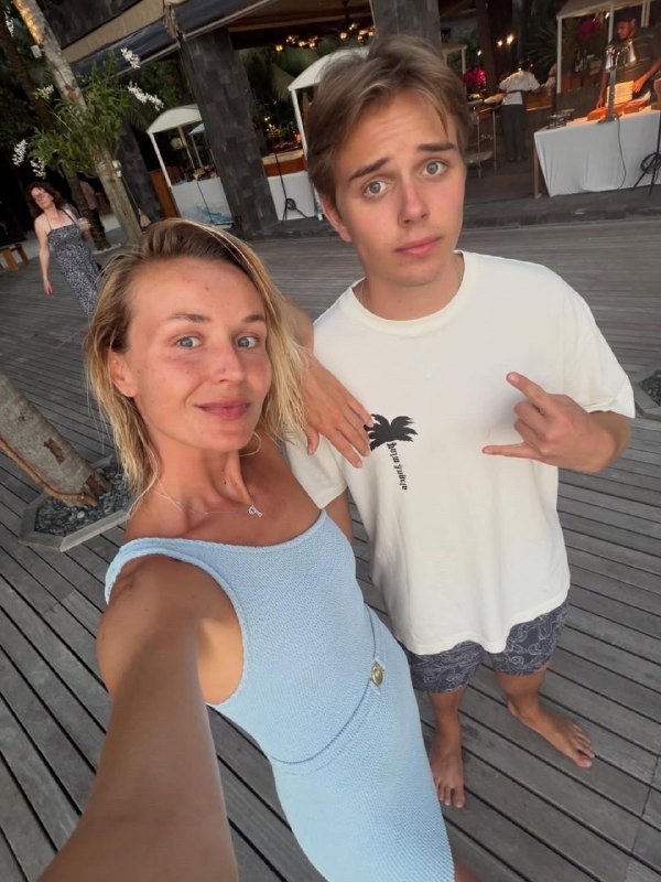 Гагарина спряталась от мира на белоснежных пляжах Мальдив