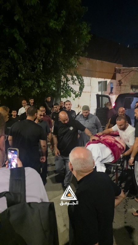 הרגעים הראשונים להגעת גופתו של הנרצח סמי יאסוס למסגד הגדול בעיר לוד שבשטחים הפלסטיניים הכבושים, כדי לומר את…