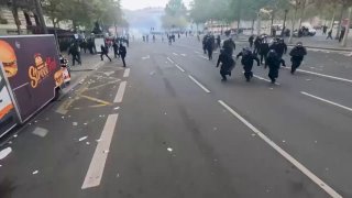 בצרפת נעצרו יותר מ-1,300 בני אדם במהלך ואחרי המהומות שהתרחשו ב-24 באוקטובר בנוסף, נרשמו 24 מקרי ביזה. 53 שו…