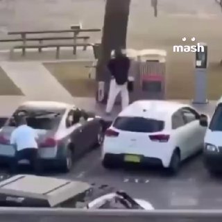 Одного из стрелков на пляже в Австралии обезвредил случайный прохожий. Мужчина подкрался к террористу сзади и вцепился в него в момент перезарядки — ему удалось вырвать из рук дробовик. На данный момент известно о двух стрелках — одного задержала полиция. 