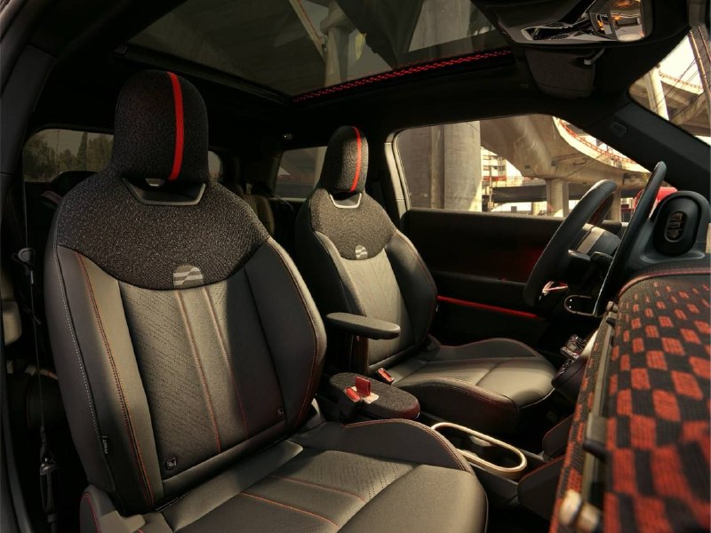 Вслед за электричками версиями, Mini презентовал и обновление бензиновых John Cooper Works 4
