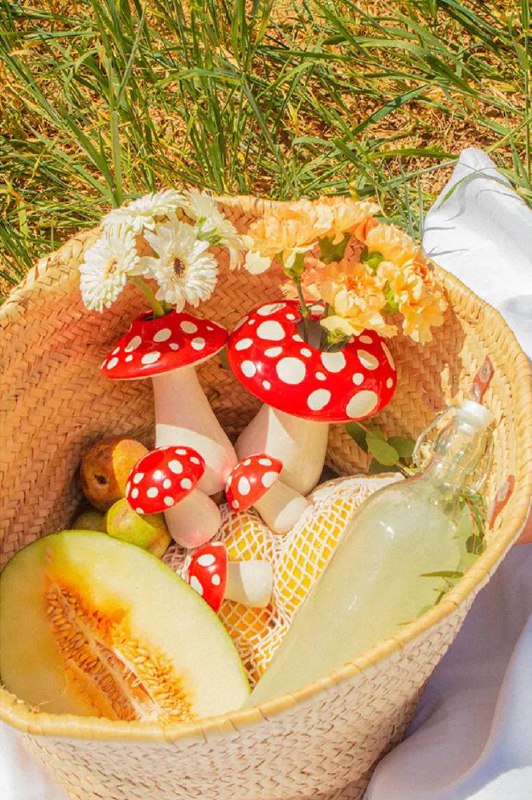 Керамическая ваза для цветов Amanita добавит в любое пространство свежий акцент и нотку иронии. Разместите в ней букет из живых цветов или сухоцвет... - изображение 2 - цветов, керамическая, ваза