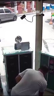 תאונה מוזרה: רוכב אופנוע מתנגש באלימות באוטובוס לפני שנזרק לתוכו דרך דלתו הפתוחה