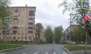 Два столичных гения на велосипедах показали, почему нужно переходить по зебре на