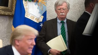 ⚡️ Болтон — находка для шпионовДело о нарушении правил секретности против Джона Болтона, бывшего советника Трампа по нацбезопасности, воскресло с возвращением Трампа в Белый дом. Трамп, как известно, злопамятен.И книга мемуаров Болтона, который диктовал ее