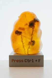 Клавиши Ctrl+F отправили в МузейАрт-объект художницы Маяны Насыбулловой в Яндекс Музее — про то, как нейросетевые технологии незаметно меняют привычные вещи и делают их удобнее: Ctrl+F тому наглядный пример. Смысл в том, что искать по точному слову теперь 