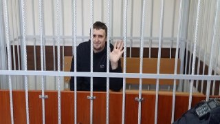 ⛓ Активист Ричард Роуз получил 8 лет (!) по статье о «фейках» про армию за пост в соцсетях. Через 4 года против него возбудили новое уголовное дело — уже в колонии14 апреля 2022 года сотрудники ФСБ задержали кировчанина Роуза и его супругу Марию на улице. 