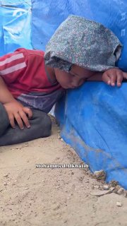 طفل غزّي ينام بلا مأوى وسط حرّ الصيف