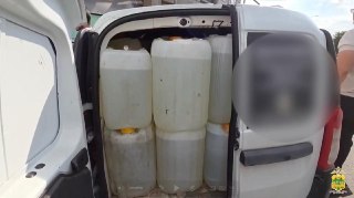 В Краснодаре задержаны двое жителей Ростова-на-Дону, подозреваемых в попытке нелегальной продажи бензина по завышенной стоимости, сообщает МВД:«Посредством одного из мессенджеров молодые люди нашли оптового заказчика из Краснодара, после чего на автозаправ