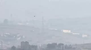 סצנות חדשות של מזל"ט ישראלי שמפיל חומרי נפץ על העיירה בני חייאן לקראת פיצוץ
