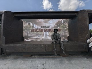 В Екатеринбурге открыли памятник Алексею Балабанову, передает «66.ру».Скульптура выглядит в виде ремонтного трамвайного вагона из фильма «Брат», на котором сидит режиссер. Ее установили у Дворца молодежи.Изначально памятник хотели открыть 18 мая — в годовщ