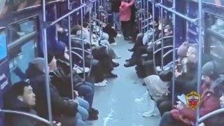 Суд назначил четыре дня административного ареста мужику, который в ластах и плавательной маске станцевал в московском метро.«Поведение полуголого танцора квалифицировано как нарушение требований транспортной безопасности и нарушение правил пользования метр