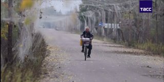 אנחנו מטיילים בחופשיות, שום דבר לא עף פנימה": תושבי אלשקי יצאו לאוכל לראשונה מזה חודשים תושב אלשק אלכסנדר ס…