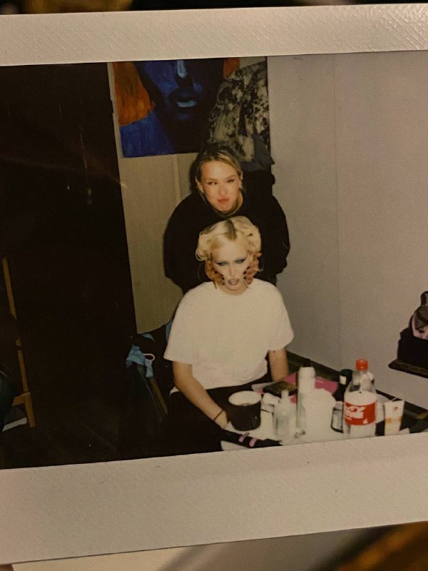 Сделали сегодня из Вики другого человека. Глаша спонсор макияжа, я спонсор по волосам ✌🏻