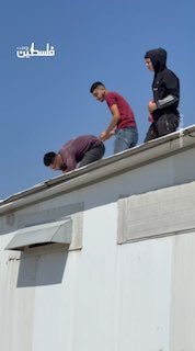 عائلة فلسطينية تخلي منشأة دواجن بعد إخطار هدم إسرائيلي