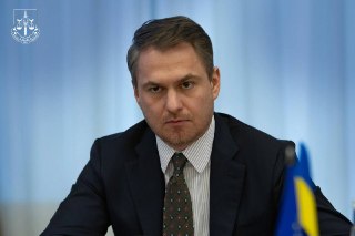 Генпрокурор Украины подал в отставку после обысков в его офисеГенпрокурор Украины Руслан Кравченко объявил о своей отставке, назвав это решение сознательным и политическим.«Не хочу, чтобы должность генерального прокурора использовали в качестве инструмента