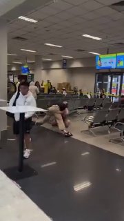 קיבל שיעור: אנטישמי צעק "היטלר צדק" בנמל התעופה - הנוסע היהודי לא נשאר חייב >> bit.ly/4bDYZID