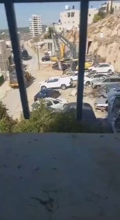 כוחות ישראל של ישראל I מבצעים הריסות בכפר הפלסטיני אל-וואלאג'ה, ממערב לבית לחם, בגדה המערבית .