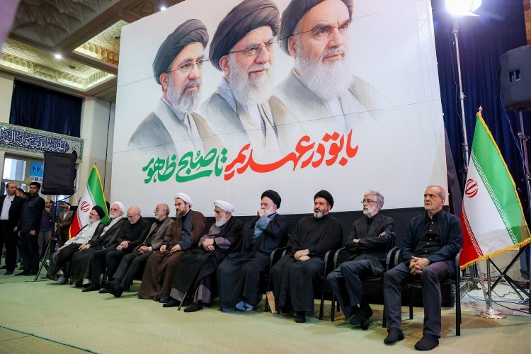 🇮🇷پایگاه اطلاعرسانی دولت ـ پاد: 🔺حضور رئیسجمهور پزشکیان در مراسم چهلم تشییع و تدفین رهبر شهید و والامقام انقلاب اسلامی 🔹رئیسجمهور پزشکیان با حضور در م