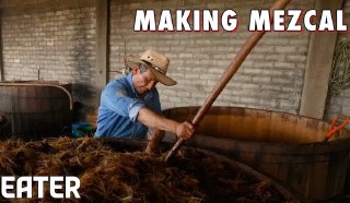 记录_为什么生产一批梅斯卡尔酒需要 8 年时间一些最好的梅斯卡尔酒是由墨西哥瓦哈卡州 Agua Mágica 的联合创始人兼梅斯卡尔酒大师罗杰里奥·胡安·埃尔南德斯酿造的。他从 13 岁开始学习这门手艺，从此磨练技艺。埃尔南德斯和他的梅斯卡尔酒酿造团队每月手工酿造 3000 升梅斯卡尔酒。他们采摘和烘烤龙舌兰，然后烹煮、发酵和蒸馏酒，最终酿造出一种口味淡雅但用途广泛的梅斯卡尔酒，世界各地的调酒师都会用它来调制鸡尾酒或直接加冰饮用。 From Eatervia 开眼Invalid media: video