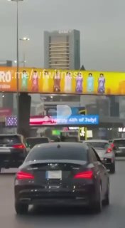 ️🇱🇧🇺🇸 שלט חוגג החוגג את יום העצמאות של ארה"ב הופיע לאורך הכביש המהיר ג'ל אל דיב.