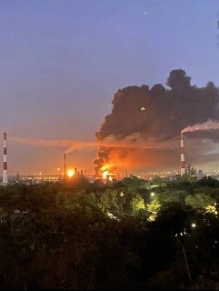 В Самарской области «есть повреждения гражданских объектов» после атаки беспилотников, рассказал губернатор.Он написал, что «враг целился в промышленные предприятия». По данным Astra, в результате атаки загорелся Куйбышевский НПЗ.