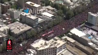 זרמים של אנשים משתתפים בהלוויה של מר נהרג בטהרן.
