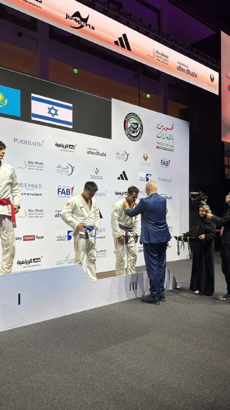 זה די חריג בימים אלה: ישראלים מתחרים בפומבי במדינה ערבית. ביום הראשון של אליפות העולם באיחוד האמירויות בג'י…