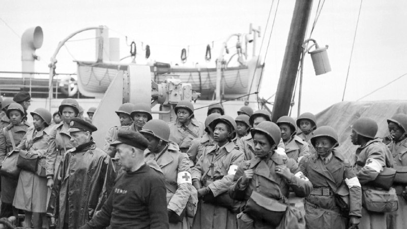 Celebrate. Reflect. Rise.US Army nurses arrive in Greenock, Scotland, 1944 (© Stocktrek Images, Inc/Alamy)