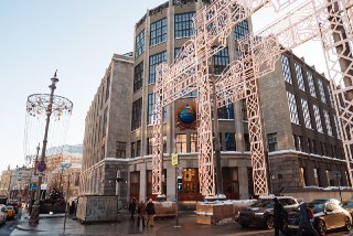 Здание Центрального телеграфа в Москве продолжает преображаться. Рабочие отреставрировали фасады и архитектурные элементы:  крутящийся глобус и часы с уникальным циферблатом.К 1 сентября 2026-го года ремонтные работы закончат на трёх этажах, и в стены теле