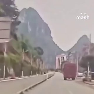 Огромный валун снёс грузовик во время камнепада в китайском городе Хэчи. Сила ветра vs сила земли.❗ Не грузятся фото и видео? Читайте нас в MAX.