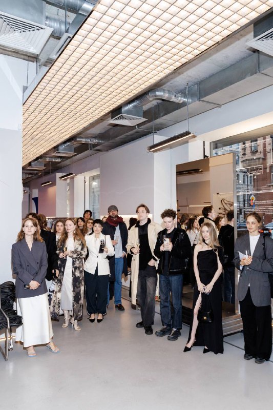 А вот и официальные фотографии от IRNBY подъехали На выставке художницы-феминистки, хотелось быть исключительно в сексуальном платье и на шпильке 🫦А вот и официальные фотографии от IRNBY подъехали На выставке художницы-феминистки, хотелось быть исключительно в сексуальном платье и на шпильке 🫦