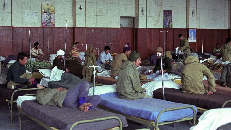 اخبار اصفهان: این پزشک مرخصیهایش را خرج جبهه میکرد🔹گاهی حتی اعزامش به جبهه به دلیل کمبود پزشک با مخالفت روبهرو میشد؛ اما او راه دی