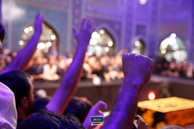 دیده بان شهر: 🔶 به یاد آن مشت گرهکرده...🔹شب گذشته؛ قابی متفاوت از حضور زائران در رواق دارالذکر برای زیارت مزار نورانی رهبر شهید انقلا