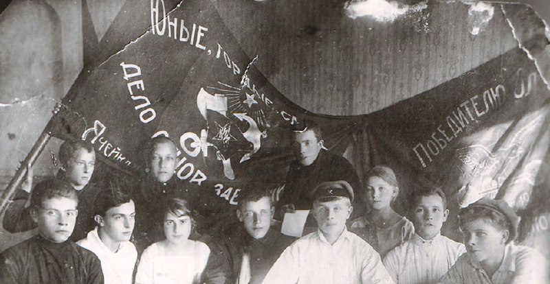 קומסומול ב-29 באוקטובר 1918, בקונגרס הכל-רוסי הראשון של איגודי נוער פועלים ואיכרים, התקבלה החלטה להקים את א…