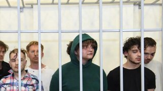 Суд в Баку приговорил к реальным срокам восьмерых россиян, задержанных в 2025 году на фоне ухудшения отношений между Россией и Азербайджаном. Об этом сообщает издание Minval.Антона Драчева, Сергея Софронова, Дмитрия Безуглого, Валерия Дулова приговорили к 