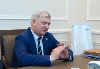 ⚡️ Воронежский губернатор посоветовал землякам беречь бензин и для примера продал «Мерседес»На начало нынешней недели Воронежская область входила в число наиболее проблемных регионов с точки зрения наличия топлива. Еще 10 июля обеспеченность АЗС бензином в