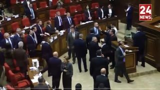 השוטרים לחמו בפרלמנט הארמני. במהלך נאומו, סגן ממפלגת השלטון "חוזה האקלים" צ'אקואן נגע בקמפיין הבחירות של מפ…