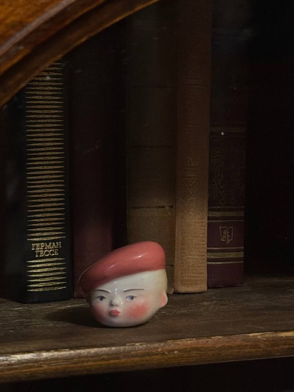 7 мая я посетила закрытое открытие выставки любимой художницы-керамистки POVEDAIII Если кратко  — я редко встречаю то, чем мне хочется обладать и за чем приходится охотиться. Ее керамика стала тем самым редким сокровищем. SORRY, SOLD OUT — второе имя этого бренда, по моему опыту.8 мая официально началась выставка, под названием «Мост между усталостью и надеждой». Всем любителям керамики и не только рекоменду к просмотру 🖤От организаторов выставки:— «Мост между усталостью и надеждой» — советские игрушки, куклы, застывшие в лиминальном пространстве шкафов и книжных полок, становятся проводниками в коллективное бессознательное. Пространство между усталостью от прошлого и надеждой на иное будущее выступает местом диалога. Художница не реставрирует историю, а осторожно прикасается к ней, позволяя зрителю самому решать: это — реликвии ушедшего мира или образы нового?Выставка предлагает не ностальгическое путешествие, а ритуал пересборки, где керамика выступает мостом — хрупким, но прочным, таким же противоречивым как сама память»7 мая я посетила закрытое открытие выставки любимой художницы-керамистки POVEDAIII Если кратко  — я редко встречаю то, чем мне хочется обладать и за чем приходится охотиться. Ее керамика стала тем самым редким сокровищем. SORRY, SOLD OUT — второе имя этого бренда, по моему опыту.8 мая официально началась выставка, под названием «Мост между усталостью и надеждой». Всем любителям керамики и не только рекоменду к просмотру 🖤От организаторов выставки:— «Мост между усталостью и надеждой» — советские игрушки, куклы, застывшие в лиминальном пространстве шкафов и книжных полок, становятся проводниками в коллективное бессознательное. Пространство между усталостью от прошлого и надеждой на иное будущее выступает местом диалога. Художница не реставрирует историю, а осторожно прикасается к ней, позволяя зрителю самому решать: это — реликвии ушедшего мира или образы нового?Выставка предлагает не ностальгическое путешествие, а ритуал пересборки, где керамика выступает мостом — хрупким, но прочным, таким же противоречивым как сама память»