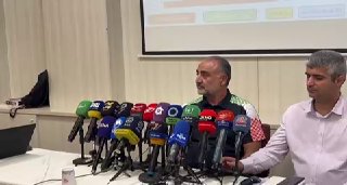 נאומים שנויים במחלוקת של המאמן הראשי של קבוצת הכדורגל אומיד במסיבת עיתונאים